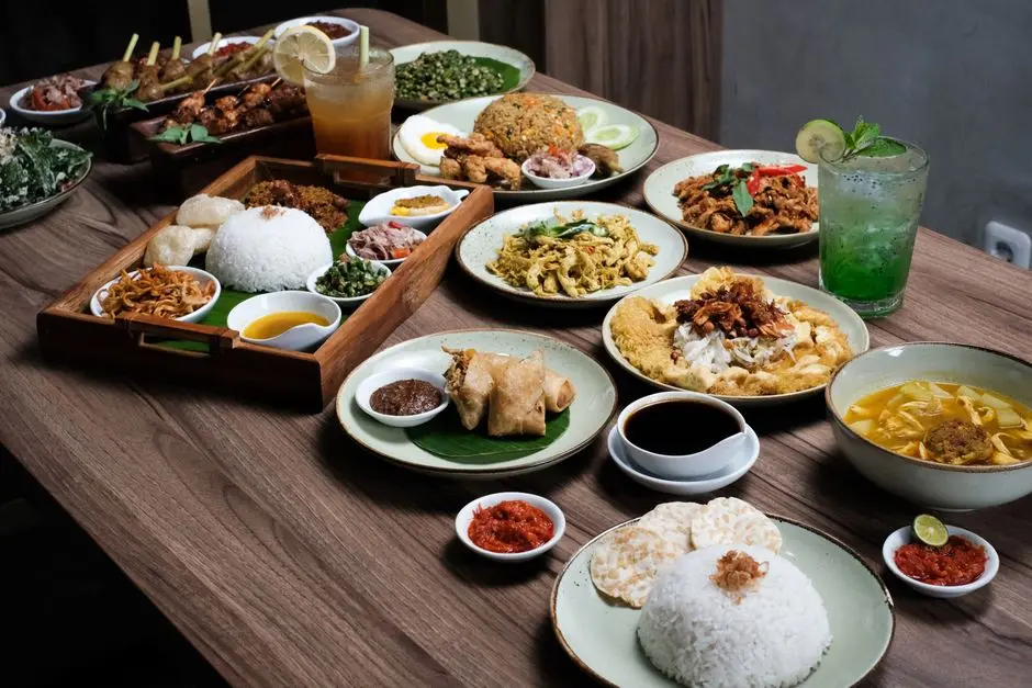 Hidangan makanan khas dengan nasi, lauk berbumbu, dan sambal tradisional
