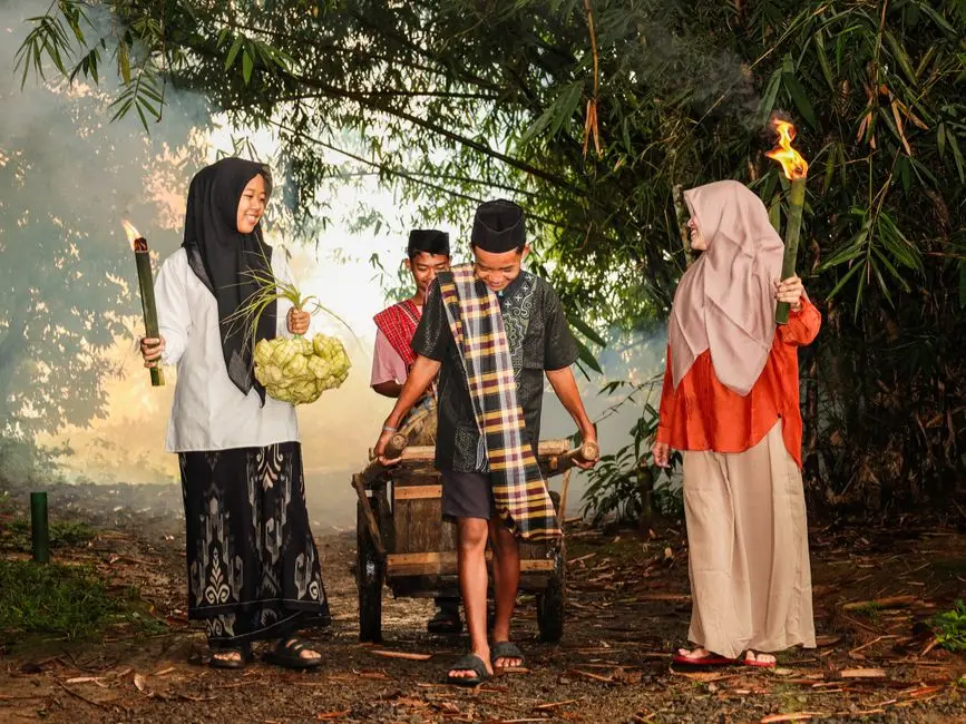Ilustrasi gemblong ketan hitam dan rabeg semur daging khas Banten